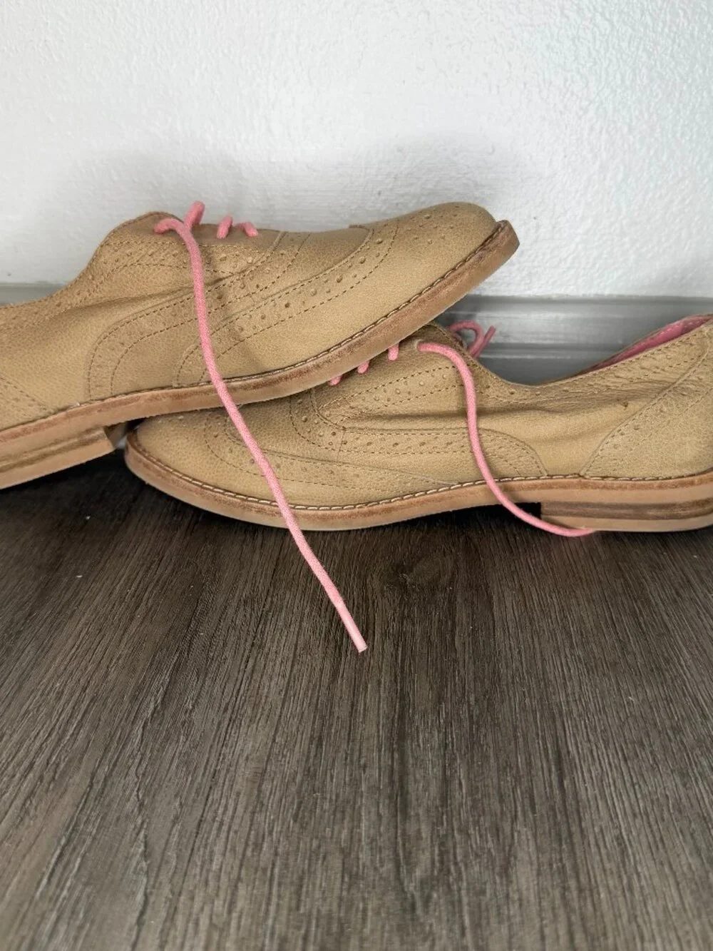 GAP Women’s Oxford Shoes Tan Brown with Pastel Pink Laces Size 7.5